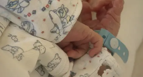 13-годишна с COVID-19 роди недоносено бебе