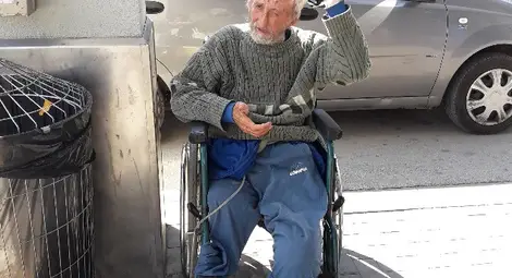 Социални служители поеха бездомен клетник след буря в интернет