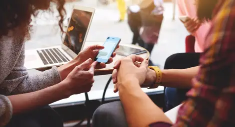 Защо не трябва да зареждаме телефоните си на обществени места?