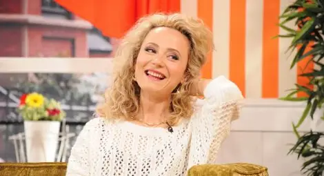 Деси Добрева се разпява в колата