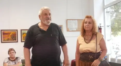 Натюрморти с цветя и градски  пейзажи показва Ралица Кирилова