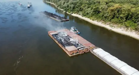 Обгазилата Русе баржа с 2400 тона въглища пламнала още на 8 юли