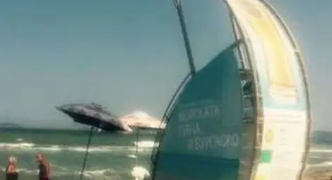 Бурно море завлече хлапе до шамандура, едва го спасиха Бурно море завлече хлапе до шамандура, едва го спасиха