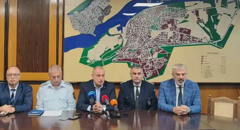 Трима пътни полицаи от Русе с грамоти от областния управител Драгомир Драганов Трима пътни полицаи от Русе с грамоти от областния управител Драгомир Драганов