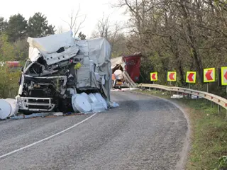 Пътят Русе-Бяла остава затворен до 15 часа заради тежката катастрофа с ТИР-ове