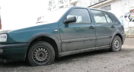 Вандали надупчиха с нож гумите на 4 коли в &bdquo;Дружба&ldquo;