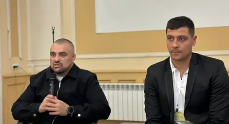 Плувният маратонец Теодор Цветков и бившият ММА боец, а сега треньор на деца по бойни изкуства Светослав Захариев-Сисо (вляво) активно работят за противодействие на зависимостта от наркотици сред младите хора. Плувният маратонец Теодор Цветков и бившият ММА боец, а сега треньор на деца по бойни изкуства Светослав Захариев-Сисо (вляво) активно работят за противодействие на зависимостта от наркотици сред младите хора.