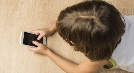 С какво са опасни смартфоните и таблетите за малките деца?