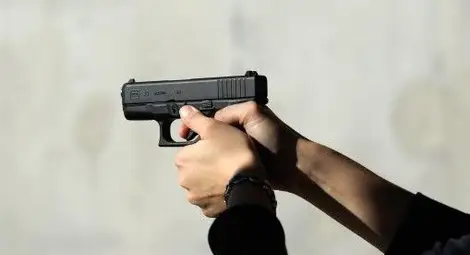 17-годишен вади пищов на служител от паяка