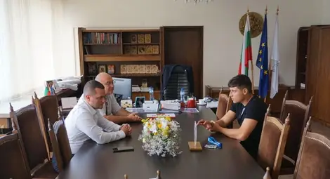 Теодор Цветков на срещата с кмета Пенчо Милков занесе и наградите си /на малката снимка/.               Снимка: Община Русе