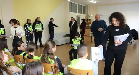 Близо 40 деца от Две могили се учиха на пътна безопасност. Инициативата бе организирана от заместник областния управител Георги Георгиев, а в нея се включиха редица институции