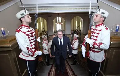 Режат войската на 37 хиляди, на 1 офицер се падат 2-ма войници