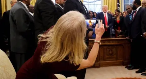 Съветничката на Тръмп обясни &bdquo;фриволното си поведение&rdquo; в Овалния кабинет