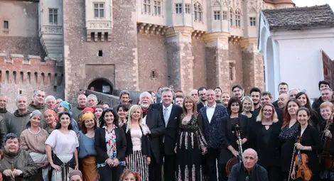 Двамата депутати заедно с директора на операта Иван Кюркчиев и екипа на &bdquo;Трубадур&ldquo;. 		          Снимка: ГЕРБ