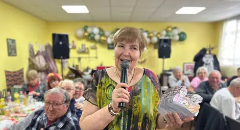 Пенчо Милков поздрави Пенсионерски клуб "Надежда" в Николово за юбилея му Пенчо Милков поздрави Пенсионерски клуб "Надежда" в Николово за юбилея му