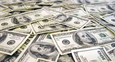 В Дубай върнаха изхвърлена на боклука торбичка със 70 000 долара