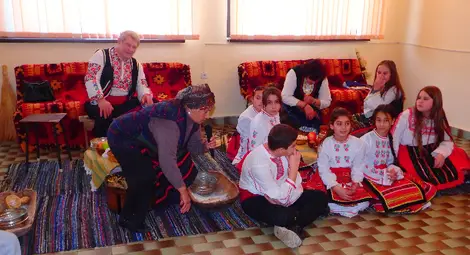 На Игнажден грейнаха светлините на коледната елха в Ценово