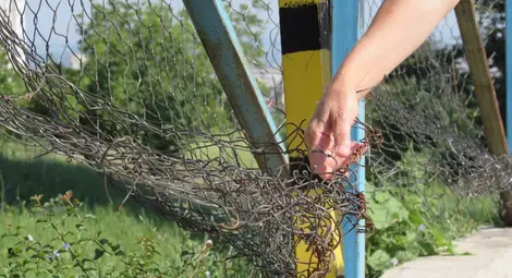 Опасно игрище тревожи родители в &bdquo;Дружба 3&ldquo;