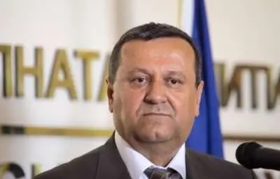 Адемов: Рано е за вдигане на пенсии и заплати Адемов: Рано е за вдигане на пенсии и заплати