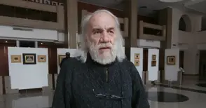 Володя Кенарев побира вселени и притчи в картини с размери на кибритена кутийка