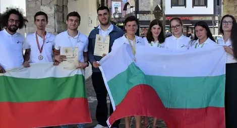 Константин Георгиев с националния отбор по лингвистика.