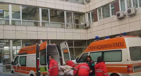 Руло "Стефани" и пиле с ориз пратиха 36 деца в разложката болница с хранително отравяне