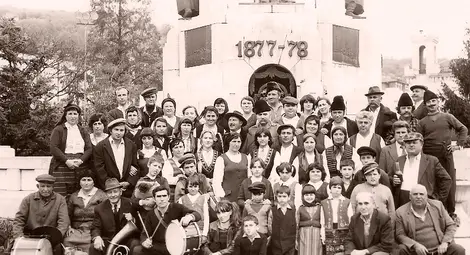 Учителските колективи на Основните училища в Поликрайще и Енина, Старозагорско. Трифонка Попниколова и Никола Попниколов (директор, в средата), Енина, 1978 г. 