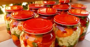 Българинът остава верен на  домашната ракия и туршията