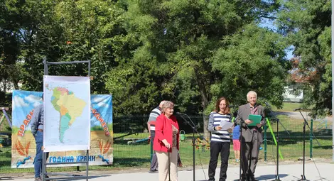 Д-р Марияна Георгиева и проф. д-р Георги Георгиев представят г-жа Ружка Николова &ndash; Президент на Асоциацията на българските дружества в Аржентина (вляво).