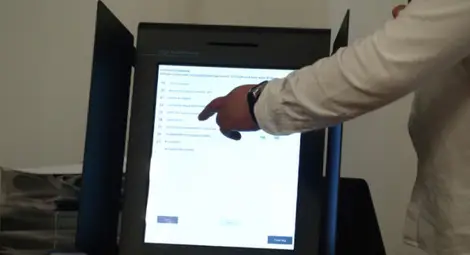 Повредени машини на 10 места в страната