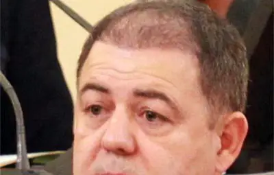 На военния министър му порасна коса