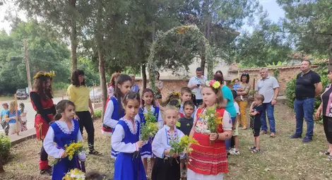 Деца и самодейци възстановиха традициите за Еньовден в община Ценово /галерия/