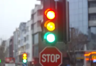 Звукови устройства на светофари  помагат на слепите да пресекат