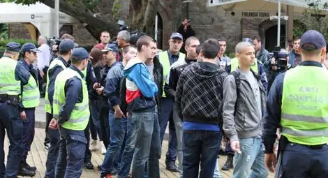 Напрежение на площада пред НС