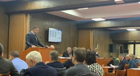 Общинският съветник Иво Пазарджиев зададе въпросите си за незаконните постройки в ромските махали и от трибуната на сесията. Снимка: Авторът Общинският съветник Иво Пазарджиев зададе въпросите си за незаконните постройки в ромските махали и от трибуната на сесията. Снимка: Авторът