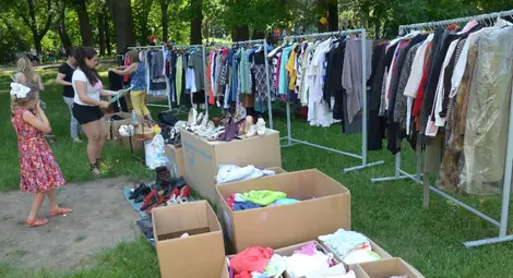 Благотворителният базар привлече много хора, които искаха да дарят за добрата кауза. 	  Снимка: Красимир СТОЯНОВ