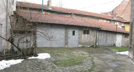 Дребен крадец поема вината на сериен касоразбивач за авторитет в затвора