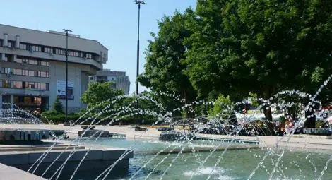 Втори опит за ремонт на непипвания от десетилетия правоъгълен фонтан на централния площад