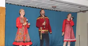Руски романси и популярни песни  пеят в Щръклево артисти от Сибир