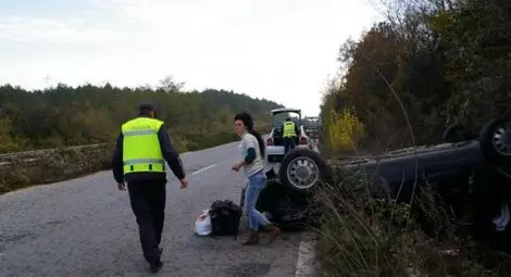 Шофьорка прекатури кола с 2 деца, личният лекар на Борисов оказал първа помощ