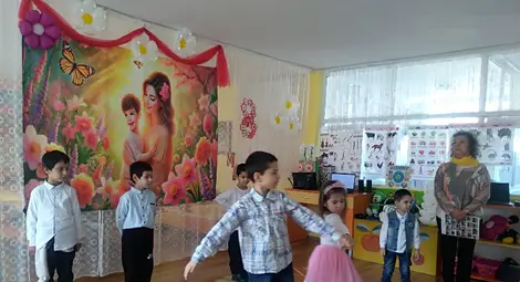 Малчугани в Бисерци пяха и танцуваха за Мама