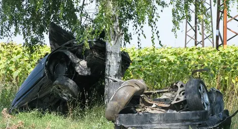 Двоен удар разкъса летящо с 200 км/ч &bdquo;Пежо&ldquo;, шофьорът загина