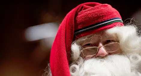 Перуанският Дядо Коледа разбива вратите на непослушните
