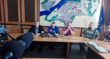 Окръжният прокурор на Русе Георги Георгиев /първият вляво/, зам.директорът на Областната дирекция на МВР комисар Илиян Енчев и началникът на Криминална полиция главен инспектор Николай Кожухаров дадоха пресконференция за бруталното убийство в Русе. Снимка:Авторът Окръжният прокурор на Русе Георги Георгиев /първият вляво/, зам.директорът на Областната дирекция на МВР комисар Илиян Енчев и началникът на Криминална полиция главен инспектор Николай Кожухаров дадоха пресконференция за бруталното убийство в Русе. Снимка:Авторът