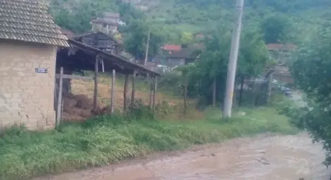 Червена вода побеля след 20-минутна градушка