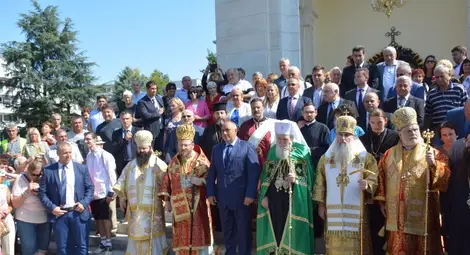 Снимка за историята от откриването на храма.