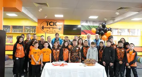 Семейството на щангите в Русе посрещна евромедалиста Дениз Данев