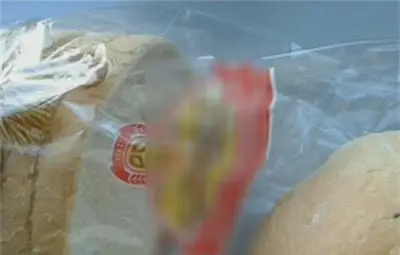 Клиенти се оплакаха от хляб с буболечка, сирене с пластмаса и карначе с дупка