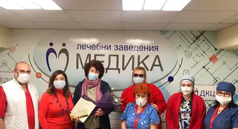 Екипът на болницата изпрати в заслужена почивка стожерът на анестезиологичните сестри Марийка Йовкова. Снимка: „Медика Русе“ Екипът на болницата изпрати в заслужена почивка стожерът на анестезиологичните сестри Марийка Йовкова. Снимка: „Медика Русе“