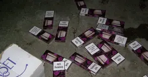 500 кутии цигари летят от кола при гонка с митничари